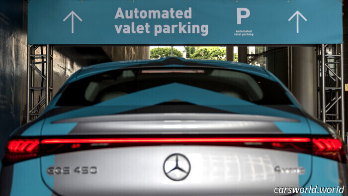 No pudo salir del estacionamiento, así que, según la policía, llamó para hacer una amenaza de bomba | Carscoops